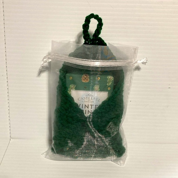 CASTELBEL Limited Edition Winter Pine Fragrance Bath Bar and Washcloth Gift Set - Picture 4 of 16